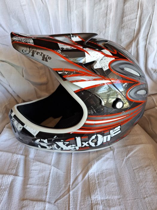Capacete SixSixOne Strike