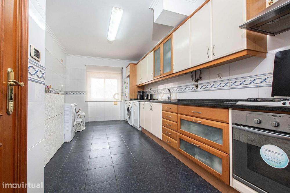 Apartamento T3 em Odivelas, localizado próximo ao metro de Odivelas, — Odivelas, Lisboa