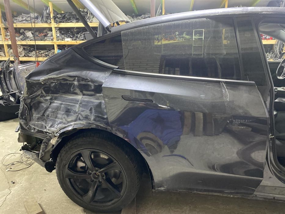 Tesla Model Y Juniper 2025-2026 двері передні, двері задні.