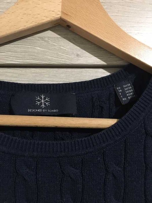 Granatowy sweter z warkoczem