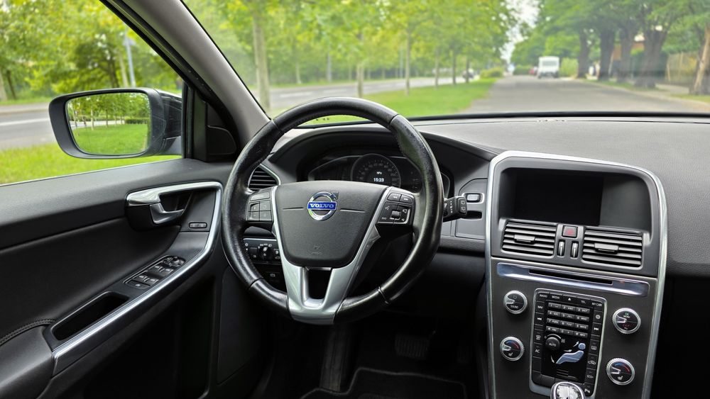 Volvo XC60 2015 rok Piękna Czerń