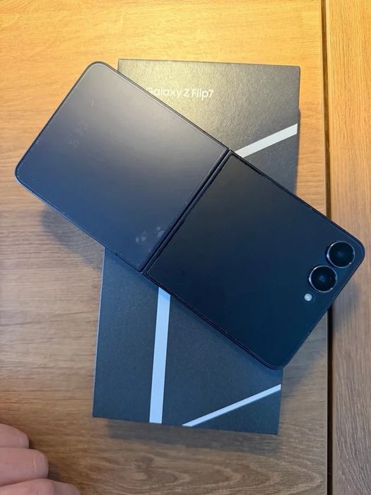 Samsung Galaxy Z Flip 7 5G - 512GB 12GB