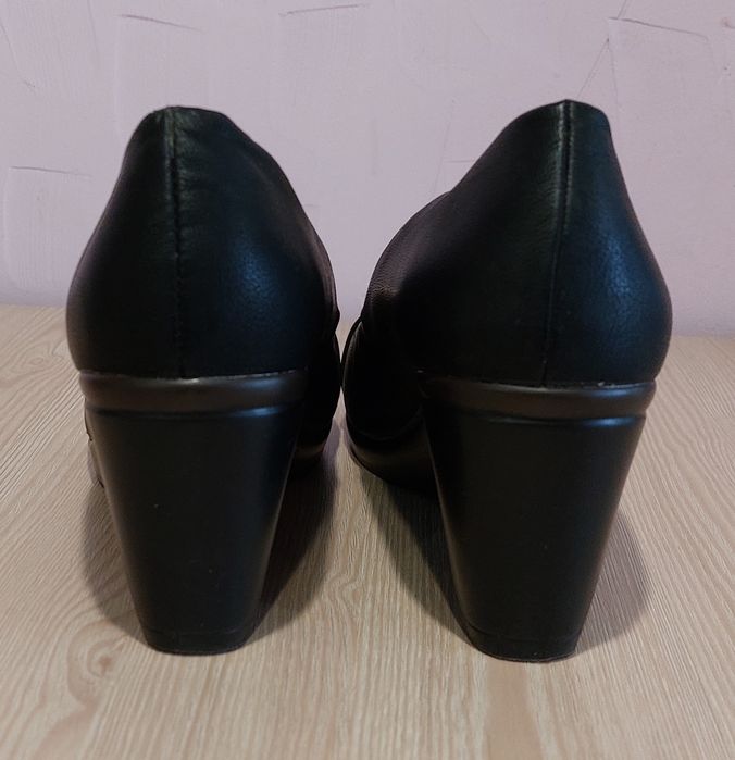 Туфлі на танкетці