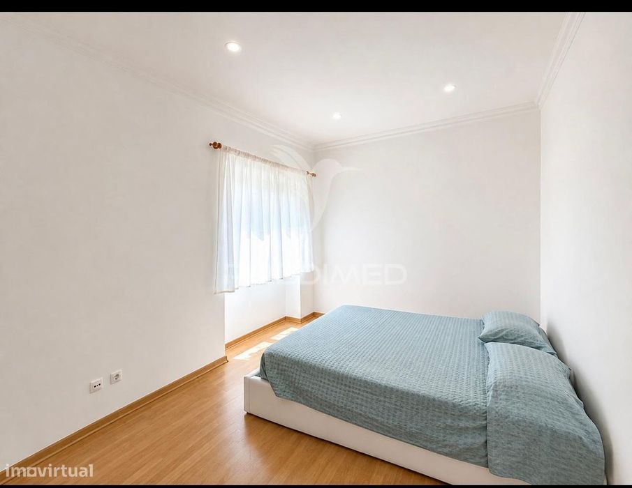 T2 Luminoso junto ao Hospital Garcia da Orta