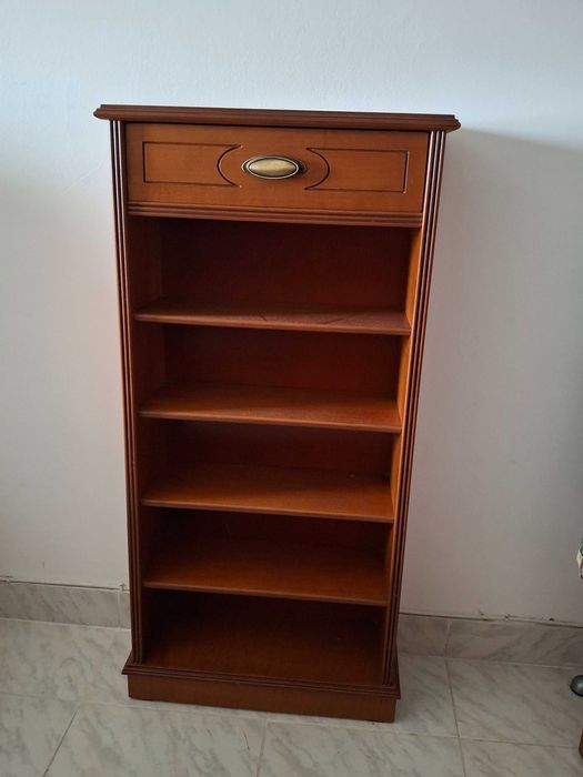 Móvel em cerejeira com 4 prateleiras e 1 gaveta