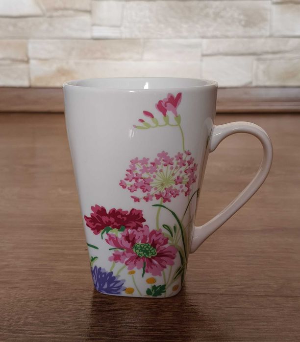 Porcelanowy kubek z motywem kwiatowym a'Tab