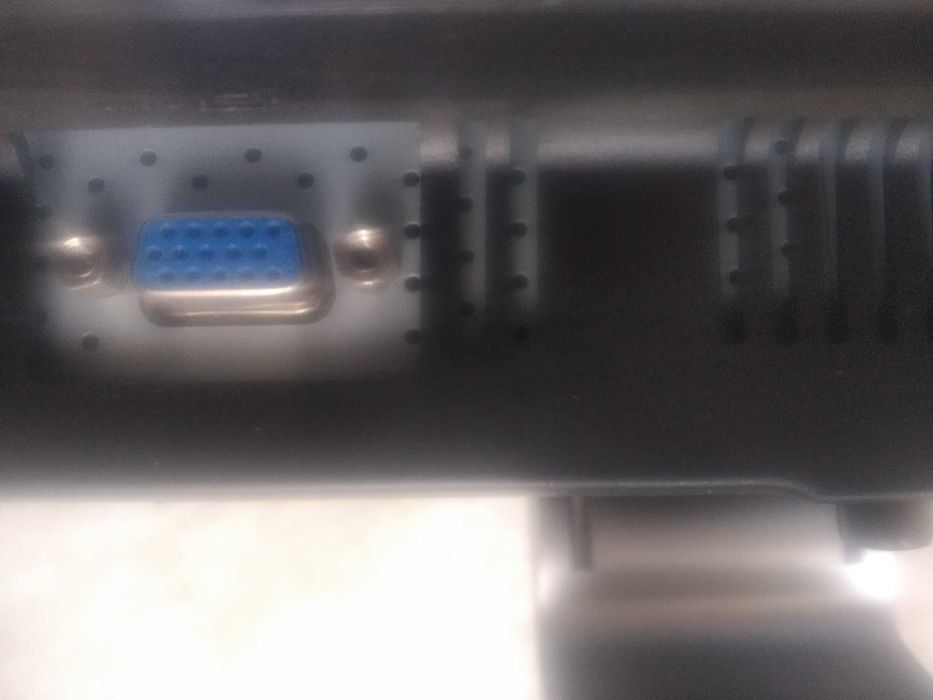 Монитор DELL 44см диагональ ,рабочий на все 100%