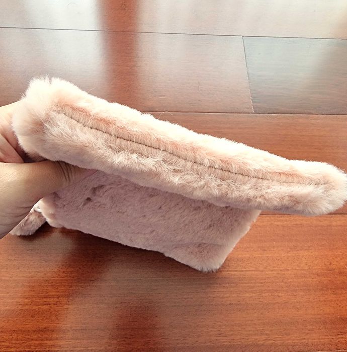 Bolsa pequena em pelinho rosa com pompom - nunca usada