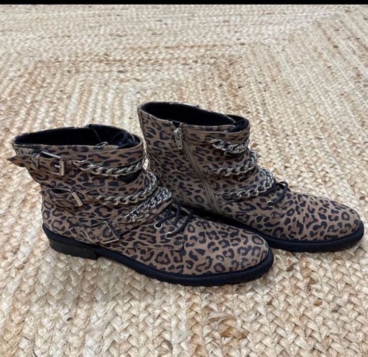 Botas com padrão de Leopardo