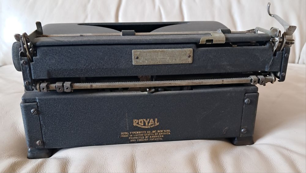 Máquina de escrever portátil Royal Quiet Deluxe.