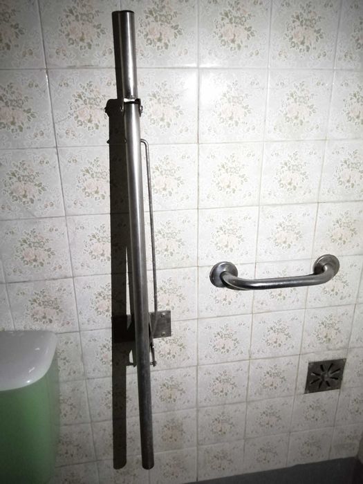 Barra de apoio rebatível para WC