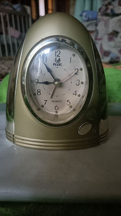 Продам часы с будильником .