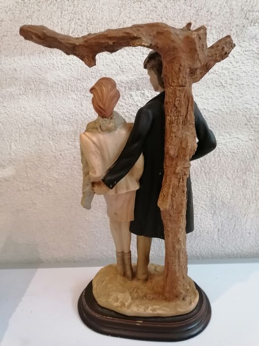 Estatueta em marfinite, casal de noivos