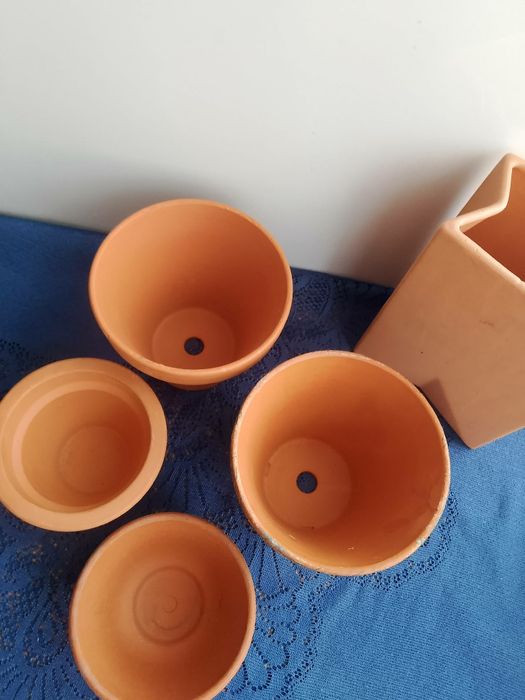 Gliniane doniczki plus wazon