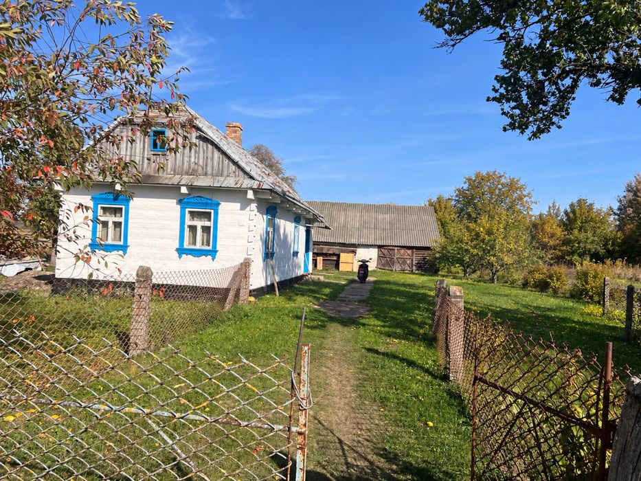 Деревʼяний  будинок в селі