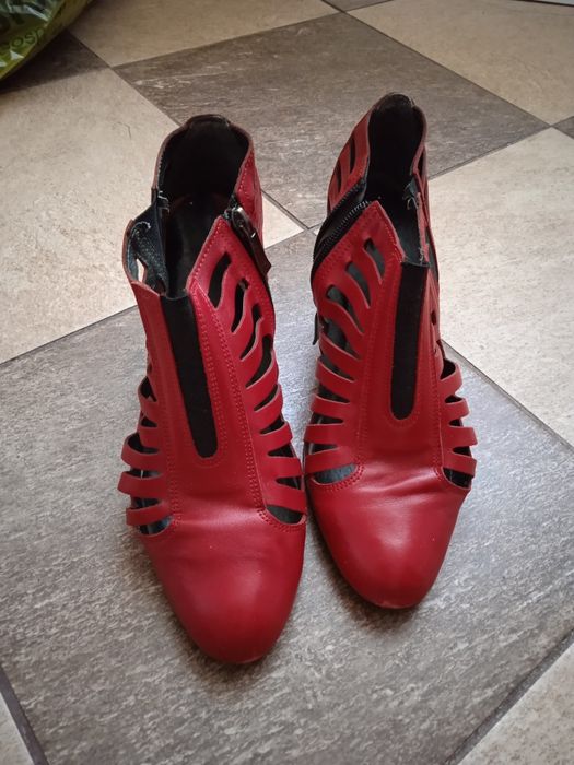 Czerwone eleganckie skóra botki letnie