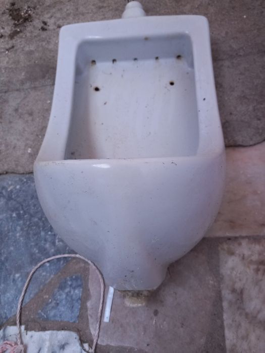 Vende-se dois urinóis seminovos, em Estói.