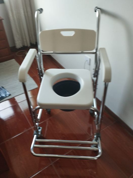 Cadeira para ajuda na higiene