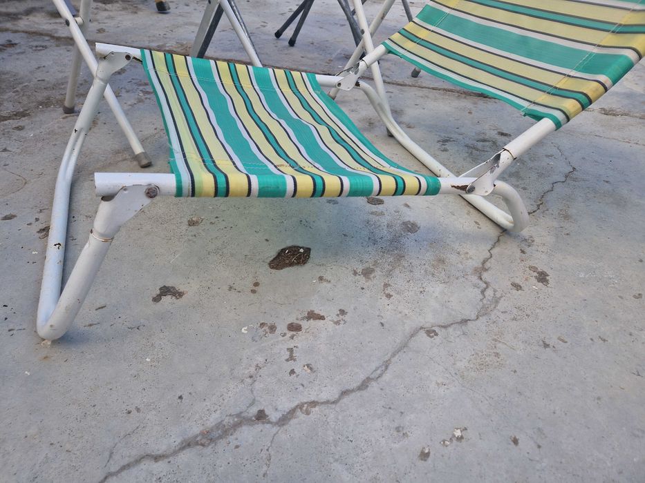 Bancos e cadeira de praia.