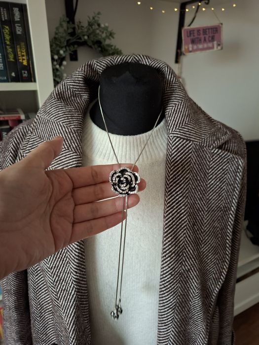 Nowy naszyjnik z efektowną różą