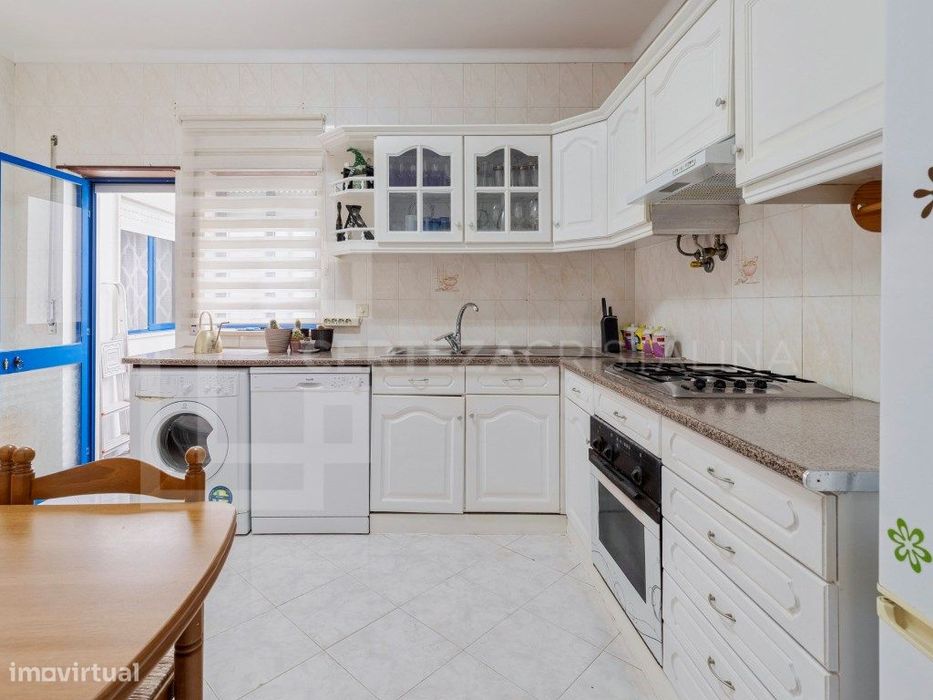 Apartamento T2 com varandas na Baixa da Banheira — Baixa Da Banheira E Vale Da Amoreira, Setúbal