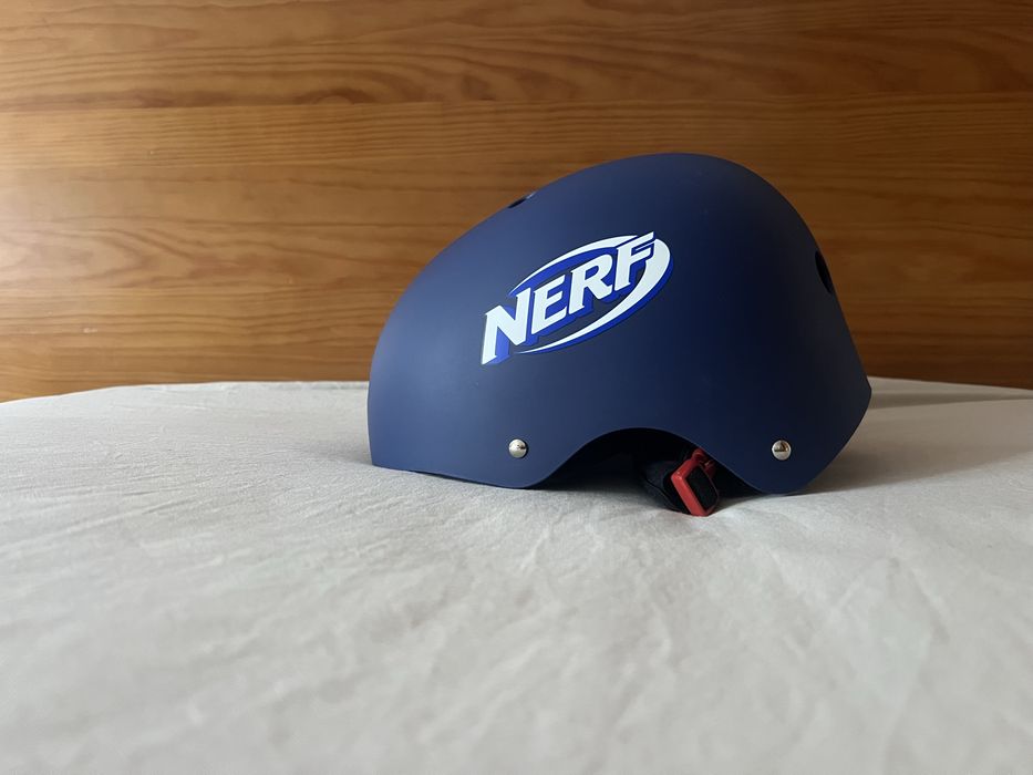 Skate e capacete Nerf