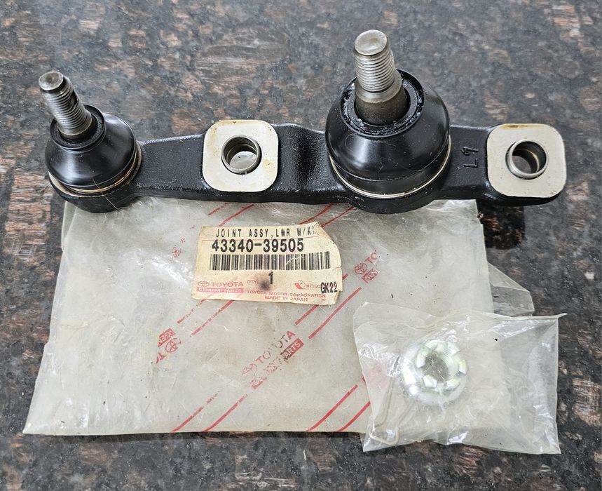Опора кульова передня нижня ліва Toyta/Lexus 43340-39505