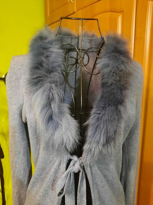 Sweterek wiązany z futerkiem