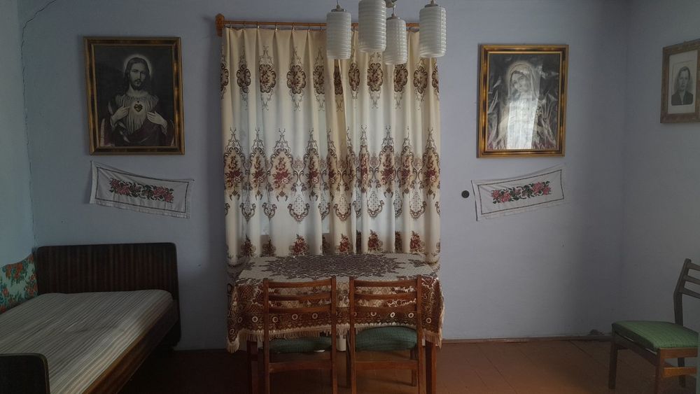 Продається хата в віддалиному та тихому місці.