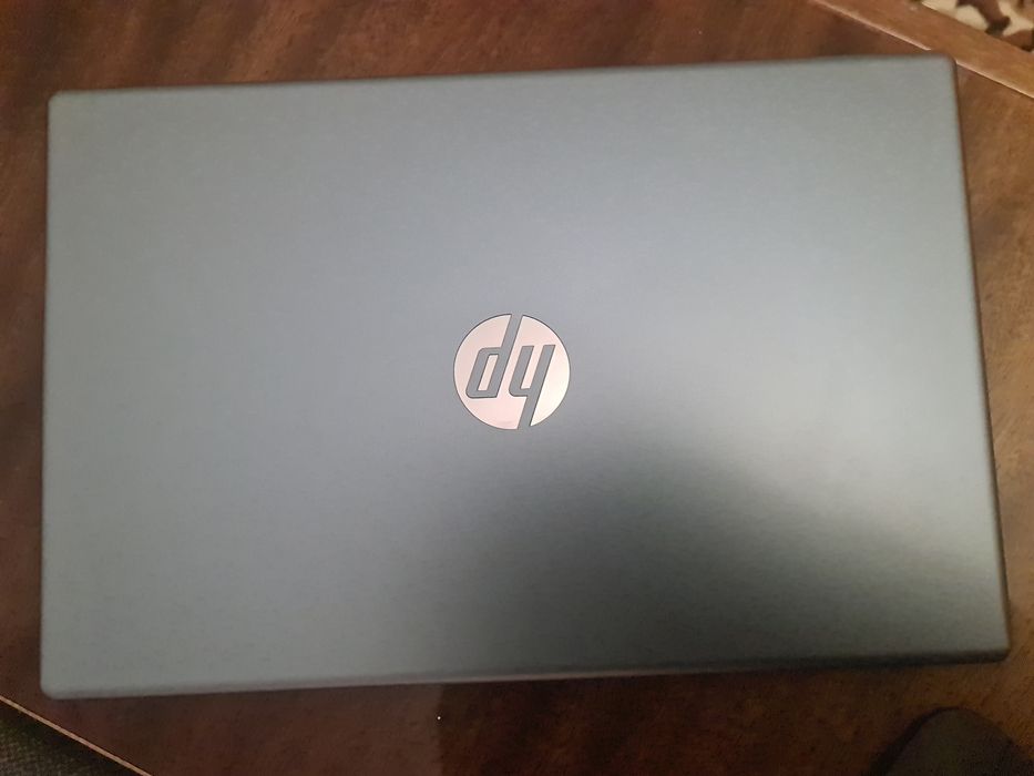 Продаєця ноутбук HP-Laptop 15