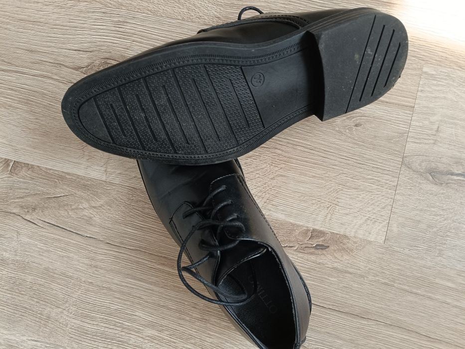 Czarne buty wizytowe r. 40 jak nowe