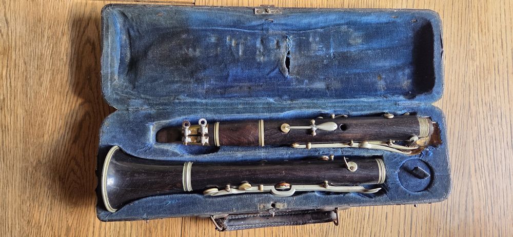 Stary klarnet drewniany