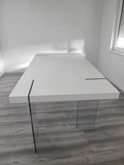 Mesa moderna de jantar, em muito estado, para despachar!