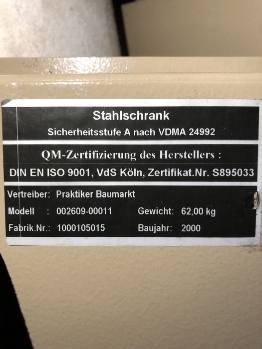 Sejf stalowy na broń, masywny.