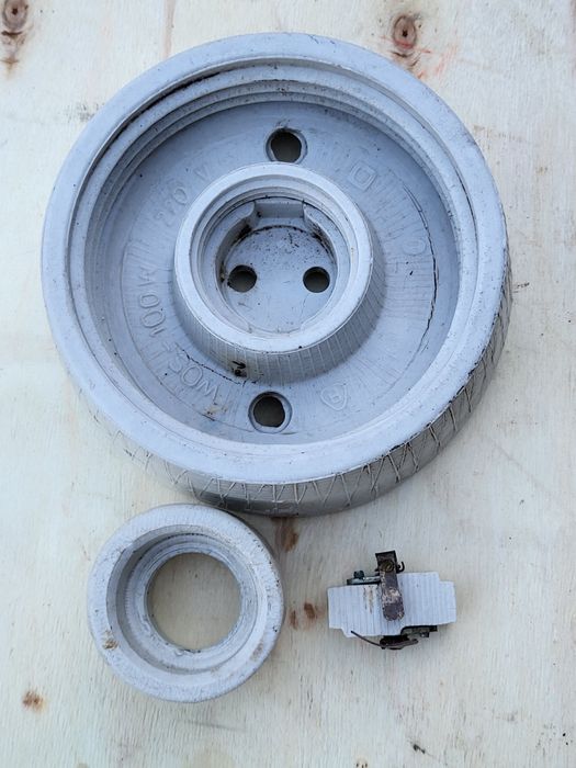 Oprawa porcelanowa bez klosza.