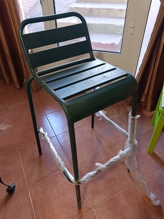 CCadeiras altas em ferro pintadas de verde