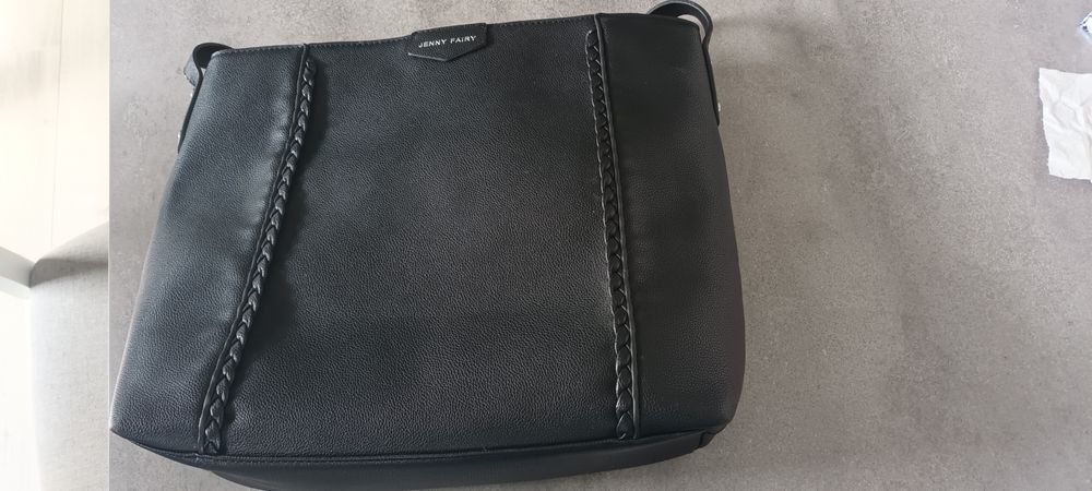 Duża czarna torebka.