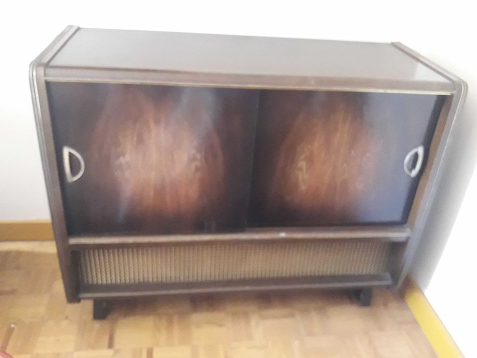 Móvel Vintage com Rádio e Gira discos