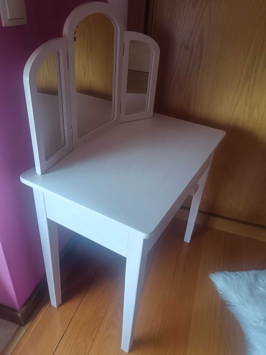 Tocador e puff de criança