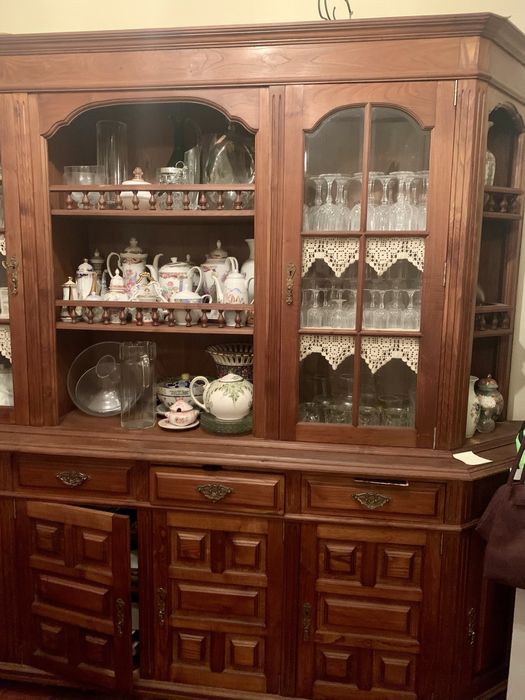 Cristaleira em madeira e portas de vidro