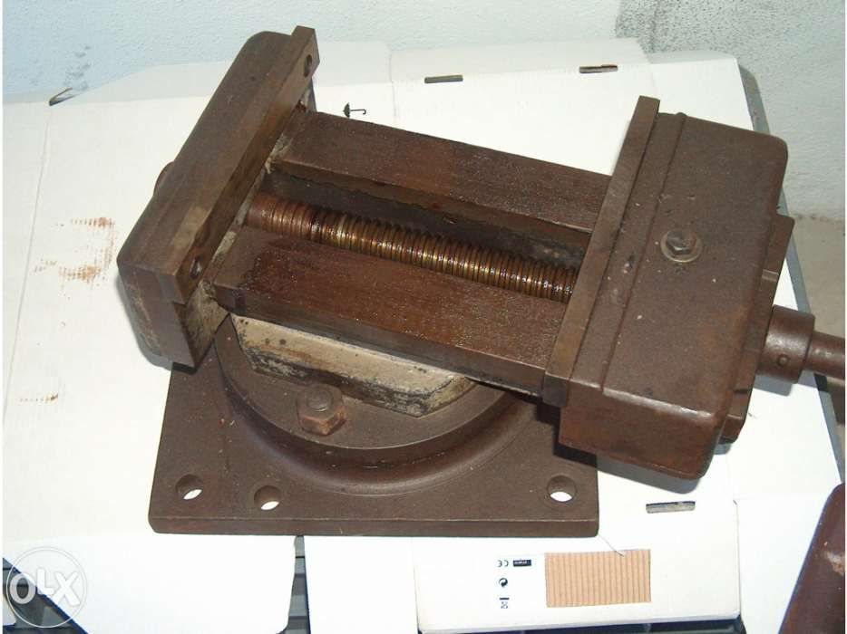 Prensa com prato rotativo