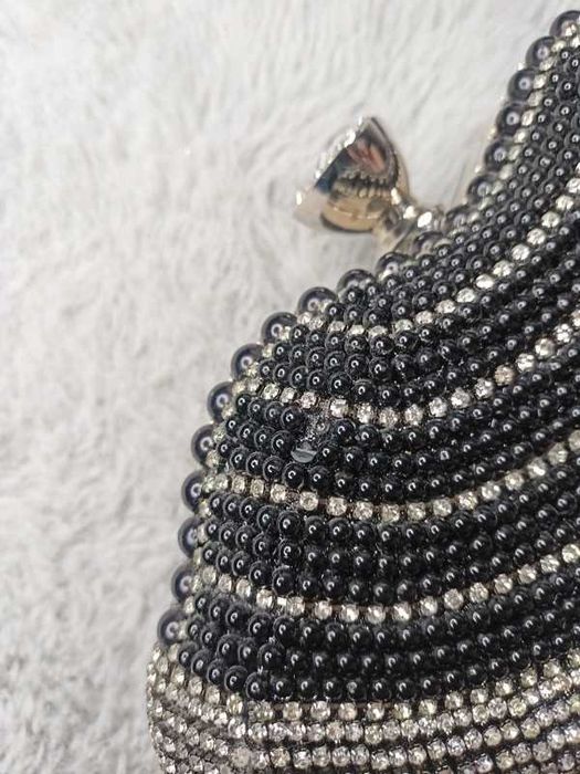 Czarna torebka wieczorowa