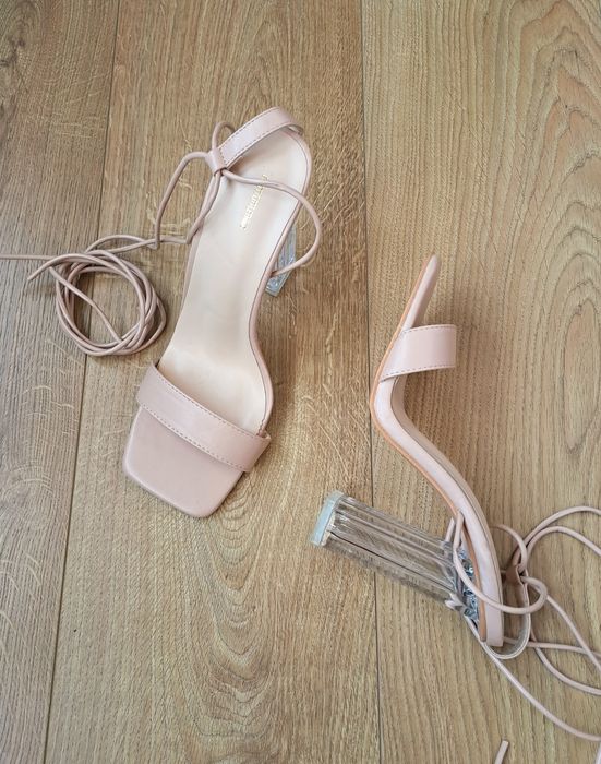 Женские бежевые босоножки на прозрачном каблуке с завязками