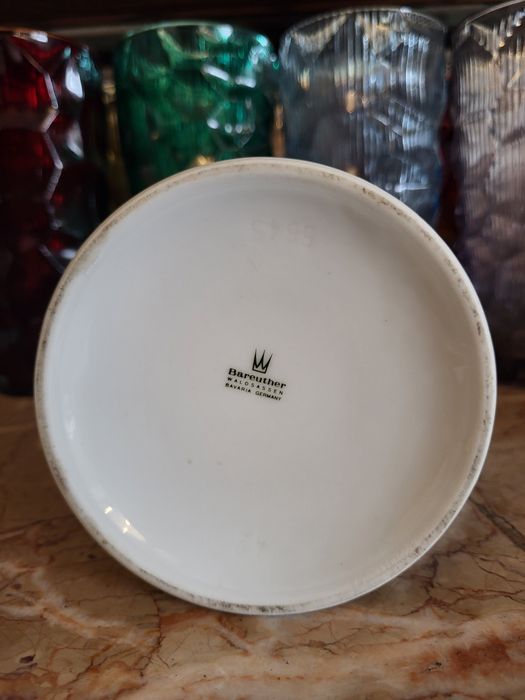Duży porcelanowy sygnowany kufel z cynową klapką