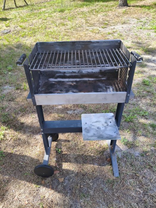 Grill metalowy z rusztem