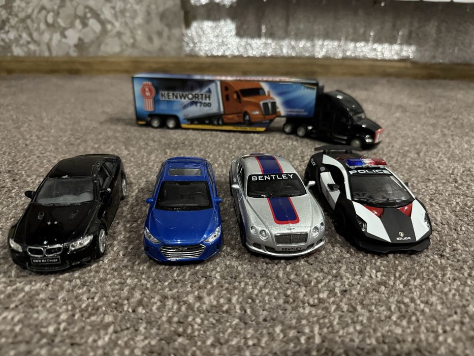 Машинки іграшкові