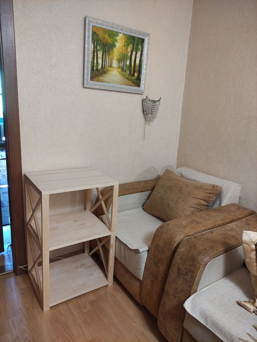 Дерев'яна підставка (підлогова або настільна полиця)