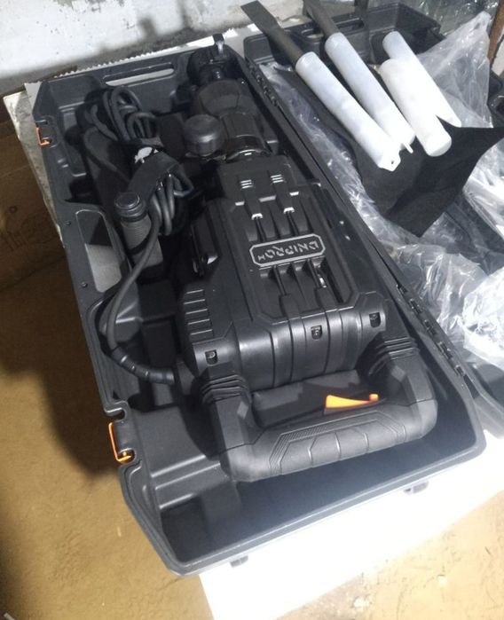 Оренда відбійного молотка. Також можемо виконати демонтаж стін бетону.