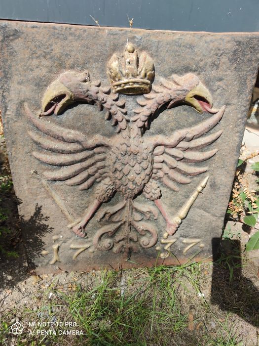 sprzedaż: oryginalna, bardzo stara, żeliwna płyta kominkowa z podwójnym orłem cesarskim, z 1737 roku.
Wymiary:
55 cm wysokości i 49 cm szerokości.