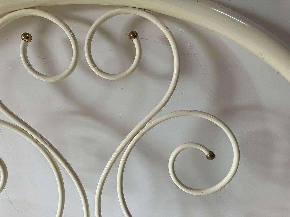 Cama vintage linda em ferro cor creme